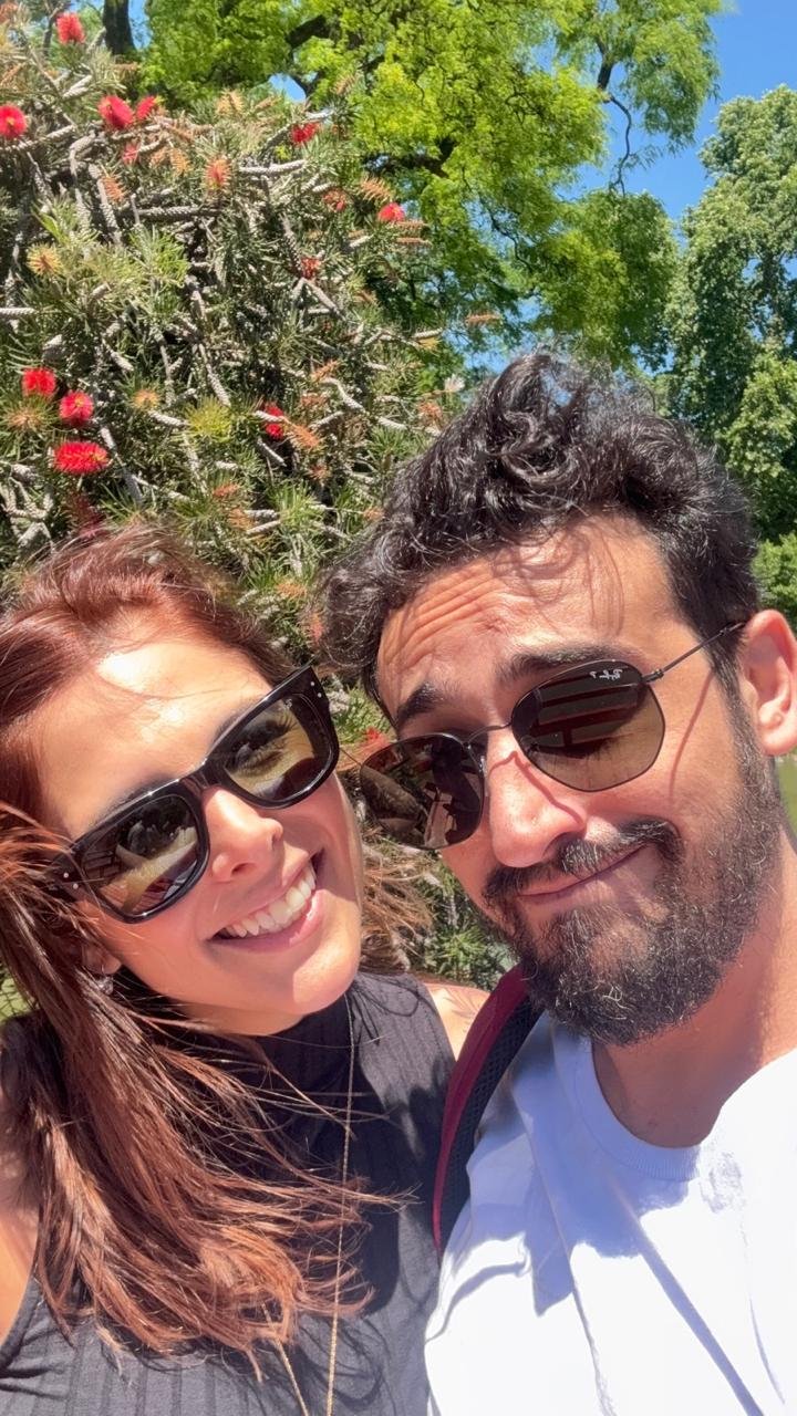 Karine e Diego juntos ao ar livre