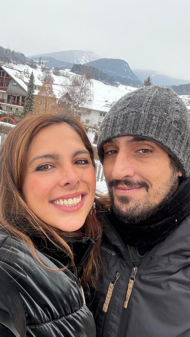 Karine e Diego juntos em uma viagem de inverno